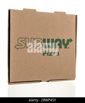 Winneconne, WI - 12. August 2023: Ein Paket mit Subway Pizza Boxe auf einem isolierten Hintergrund Stockfoto