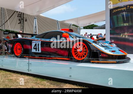 McLaren F1 GTR in Gulf Lackierung beim Goodwood Festival of Speed Motorsport Event 2013, im McLaren 50, 50. Jubiläumsbereich Stockfoto