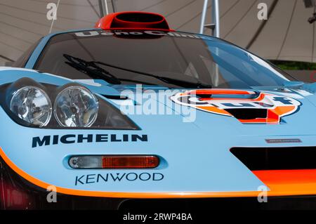 McLaren F1 GTR in Gulf Lackierung beim Goodwood Festival of Speed Motorsport Event 2013, im McLaren 50, 50. Jubiläumsbereich Stockfoto