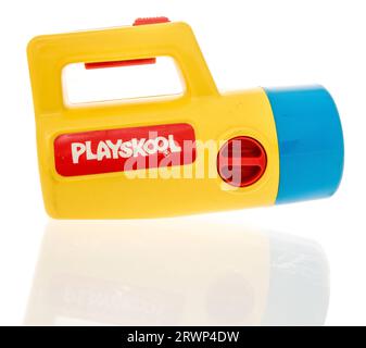 Winneconne, WI - 12. August 2023: Ein Paket von Vintage Playskool Taschenlampe Spielzeug auf einem isolierten Hintergrund Stockfoto