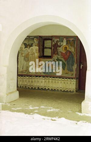 Kloster Caldarusani, Kreis Ilfov, Rumänien, ca. 2000. Flur vor den Klosterzellen. Fresko, das Jesus zeigt, der Jairus Tochter erzieht Stockfoto