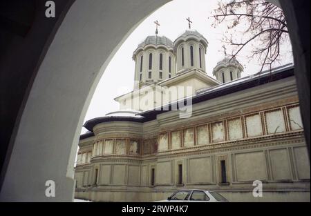 Kreis Ilfov, Rumänien, ca. 2000. Außenansicht der Kirche St. Demetrius im Kloster Caldarusani, ein historisches Denkmal aus dem 17. Jahrhundert. Stockfoto