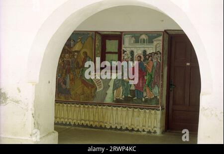 Kloster Caldarusani, Kreis Ilfov, Rumänien, ca. 2000. Flur vor den Klosterzellen. Fresken, die Johannes den Täufer und Jesus Christus zeigen, die die verkrüppelte Frau heilen. Stockfoto