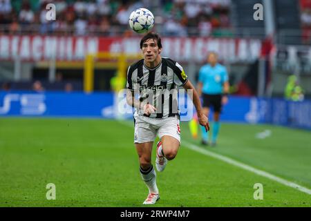 Sandro TONALi vom Newcastle United FC, der während des Gruppenspiels der UEFA Champions League 2023/24 zwischen dem AC Mailand und dem Newcastle United FC im San Siro Stadium in Aktion trat. Endstand; AC Milan 0:0 Newcastle United FC Stockfoto