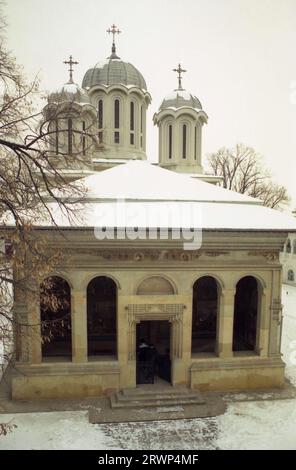 Kreis Ilfov, Rumänien, ca. 2000. Außenansicht der Kirche St. Demetrius im Kloster Caldarusani, ein historisches Denkmal aus dem 17. Jahrhundert. Stockfoto