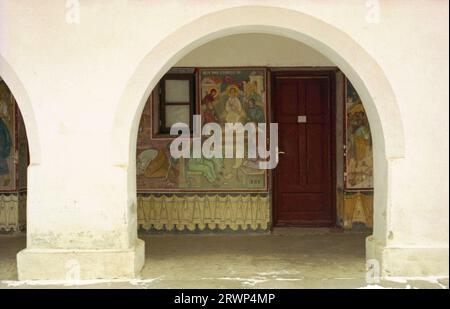 Kloster Caldarusani, Kreis Ilfov, Rumänien, ca. 2000. Flur vor den Klosterzellen. Fresko mit dem Jesuskind im Tempel. Stockfoto
