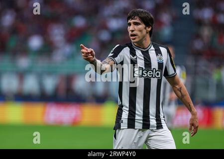 Mailand, Italien. September 2023. Sandro TONALi vom Newcastle United FC macht Gesten während des Gruppenspiels der UEFA Champions League 2023/24 – des Fußballspiels der Gruppe F zwischen dem AC Mailand und dem Newcastle United FC im San Siro Stadion. Endstand; AC Mailand 0:0 Newcastle United FC (Foto: Fabrizio Carabelli/SOPA Images/SIPA USA) Credit: SIPA USA/Alamy Live News Stockfoto