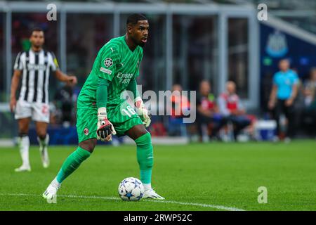 Mailand, Italien. September 2023. Mike Maignan vom AC Mailand wurde während des Gruppenspiels der UEFA Champions League 2023/24 in der Gruppe F zwischen dem AC Mailand und dem Newcastle United FC im San Siro Stadion in Aktion gesehen. Endstand; AC Mailand 0:0 Newcastle United FC (Foto: Fabrizio Carabelli/SOPA Images/SIPA USA) Credit: SIPA USA/Alamy Live News Stockfoto