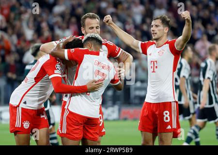 München, Deutschland. September 2023. Jubel nach dem Tor zum 2:0, jubelnd, bejubelt, jubelt, jubeln, Emotionen, v. li. Jamal Musiala (FC Bayern München, 42), Torschuetze Serge Gnabry (FC Bayern München, 7), Harry Kane (FC Bayern München, 9) und Leon Goretzka (FC Bayern München, 8), Fussball, UEFA Champions League, Bayern M?nchen - Manchester United am 20.9.2023 in der Münchner Allianz Arena. DFL-VORSCHRIFTEN VERBIETEN DIE VERWENDUNG VON FOTOS ALS BILDSEQUENZEN UND/ODER QUASI-VIDEO. Quelle: dpa/Alamy Live News Stockfoto