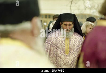 Kloster Caldarusani, Kreis Ilfov, Rumänien, 2002. Porträt eines Geistlichen während eines Gottesdienstes. Stockfoto