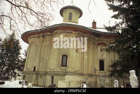 Kloster Caldarusani, Kreis Ilfov, Rumänien, 2002. Außenansicht der orthodoxen Kirche St. Johannes der Evangelist, ein historisches Denkmal aus dem 17. Jahrhundert. Stockfoto