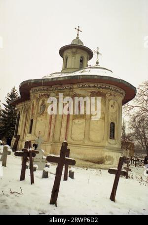Kloster Caldarusani, Kreis Ilfov, Rumänien, 2002. Außenansicht der orthodoxen Kirche St. Johannes der Evangelist, ein historisches Denkmal aus dem 17. Jahrhundert. Stockfoto