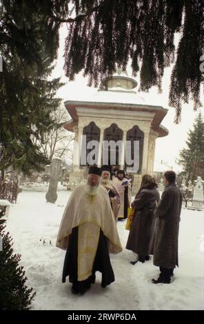 Kloster Caldarusani, Kreis Ilfov, Rumänien, 2002. Außenansicht der orthodoxen Kirche St. Johannes der Evangelist, ein historisches Denkmal aus dem 17. Jahrhundert. Stockfoto