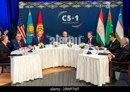 New York, Usa. September 2023. US-Präsident Joe Biden, Center, veranstaltet den C5 1 First Presidential Summit bei der Mission der Vereinigten Staaten in den USA, 19. September 2023, in New York City, New York. Links nach rechts: Usbekischer Präsident Shavkat Mirziyoyev, tadschikischer Präsident Emomali Rahmon, kasachischer Präsident Kassym-Jomart Tokajew, US-Präsident Biden, US-Außenminister Antony blinken, Kirgisischer Präsident Sadyr Zhaparov, Turkmenspräsident Serdar Berdymukhamedov. Quelle: Adam Schultz/White House Photo/Alamy Live News Stockfoto
