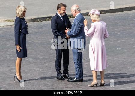 Paris, Frankreich. September 2023. Der französische Präsident EMMANUEL MACRON grüßt KÖNIG KARL III. Zusammen mit Königin Camilla und der französischen First Lady Brigitte Macron während der Flame-Reveldling-Zeremonie im Arc de Triomphe anlässlich des Staatsbesuchs der britischen Royals in Frankreich. (Bild: © Sadak Souici/ZUMA Press Wire) NUR REDAKTIONELLE VERWENDUNG! Nicht für kommerzielle ZWECKE! Stockfoto