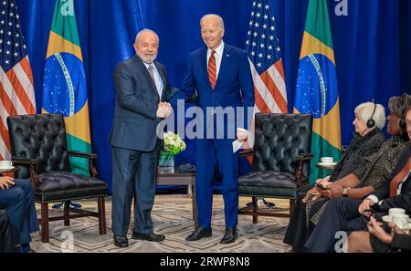 New York, Usa. September 2023. US-Präsident Joe Biden, rechts, gibt dem brasilianischen Präsidenten Luiz Inacio Lula da Silva, links, die Hand, bevor ihr bilaterales Treffen am 20. September 2023 in New York City, New York, USA beginnt. Dank: Ricardo Stuckert/Brasilianischer Ratsvorsitz/Alamy Live News Stockfoto