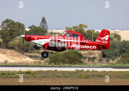 Aerotech Australasia Air Tractor AT-802 (Reg.: VH-ODH) durchquert Malta in einer Gruppe von 4 Personen. Stockfoto