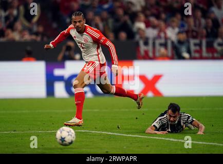 Leroy Sane von Bayern München schießt, als Sergio Reguilon von Manchester United beim Spiel der UEFA Champions League Gruppe A in der Allianz Arena in München zusieht. Bilddatum: Mittwoch, 20. September 2023. Stockfoto