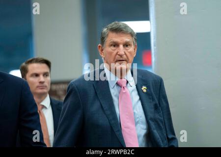 Washington, Usa. September 2023. Senator Joe Manchin, D-WV, geht in die Senatskammer, um am Mittwoch, den 20. September 2023, im US-Kapitol in Washington, DC abzustimmen. Foto von Bonnie Cash/UPI Credit: UPI/Alamy Live News Stockfoto