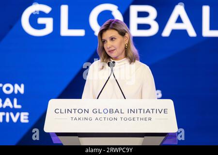 New York, Usa. September 2023. Die ukrainische First Lady Olena Zelenska, rechts, gibt Bemerkungen ab, nachdem sie mit dem Clinton Global Citizen Award bei der Clinton Global Initiative-Veranstaltung im Hilton Hotel, 19. September 2023 in New York City, New York, USA, ausgezeichnet wurde. Kredit: Ukrainischer Ratsvorsitz/Ukrainisches Pressebüro/Alamy Live News Stockfoto