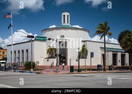 US Post Office Building, 1300 Washington Avenue, Miami Beach, FL 33119 – ein modernes Gebäude aus dem Jahr 1937, entworfen von Howard Lovewell Cheney Stockfoto