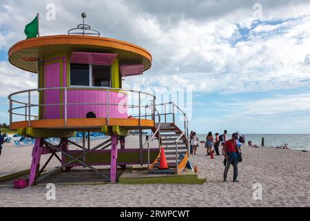 10th Street Lifeguard Tower, South Beach, City of Miami Beach, Florida: Kreisförmige Lifeguard-Station in leuchtendem Pink Stockfoto