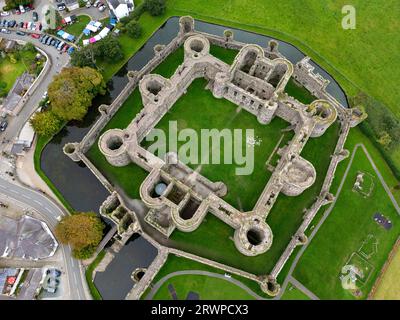Luftaufnahme der Ruinen von Beaumaris Castle auf der Insel Anglesey in Nordwales, Vereinigtes Königreich. Stockfoto