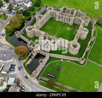 Luftaufnahme der Ruinen von Beaumaris Castle auf der Insel Anglesey in Nordwales, Vereinigtes Königreich. Stockfoto