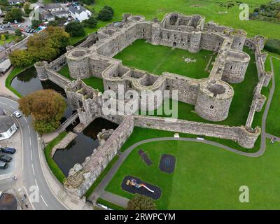 Luftaufnahme der Ruinen von Beaumaris Castle auf der Insel Anglesey in Nordwales, Vereinigtes Königreich. Stockfoto