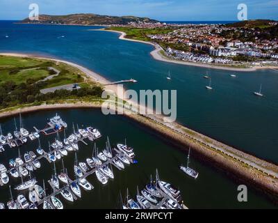 Luftaufnahme der Mündung und des Yachthafens von Conwy an der Nordküste von Wales im Vereinigten Königreich. Stockfoto