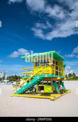 6th Street Lifeguard Tower, South Beach, City of Miami Beach, Florida: Lifeguard Station, hellgrün und gelb gestrichen Stockfoto