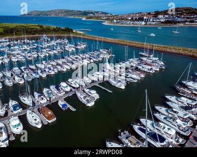 Luftaufnahme des Yachthafens von Conwy an der Nordküste von Wales im Vereinigten Königreich. Stockfoto