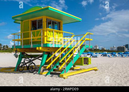 6th Street Lifeguard Tower, South Beach, City of Miami Beach, Florida: Lifeguard Station, hellgrün und gelb gestrichen Stockfoto