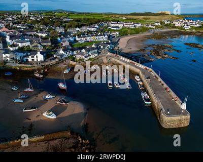 Luftaufnahme von Cemaes Bay auf der Insel Anglesey in Nordwales, Vereinigtes Königreich. Stockfoto