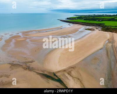 Luftaufnahme der Küste und des Strandes von Traeth Lligwy auf der Insel Anglesey in Nordwales im Vereinigten Königreich Stockfoto