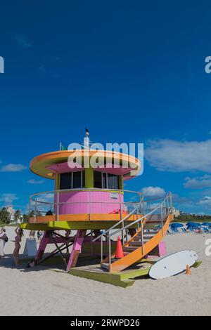 10th Street Lifeguard Tower, South Beach, City of Miami Beach, Florida: Kreisförmige Lifeguard-Station in leuchtendem Pink Stockfoto