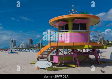 10th Street Lifeguard Tower, South Beach, City of Miami Beach, Florida: Kreisförmige Lifeguard-Station in leuchtendem Pink Stockfoto