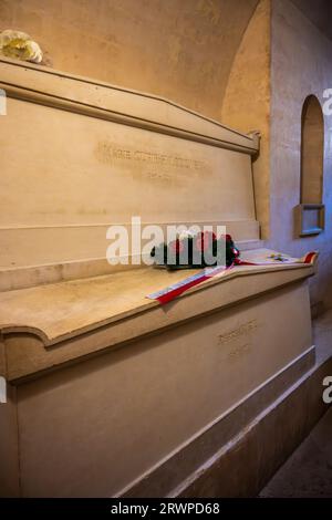 Das Grab von Marie Curie-Sklodowska und Pierre Currie in der Krypta von Pantheon in Paris, Frankreich Stockfoto