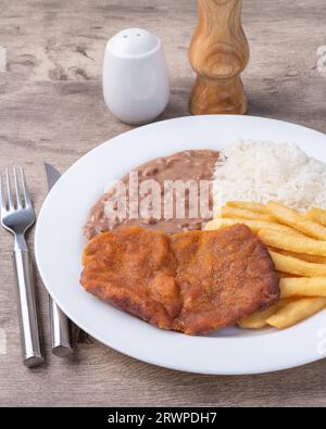 Mailänder Rindfleisch, Reis, Bohnen und pommes frites. Typisch brasilianisches Gericht. Stockfoto