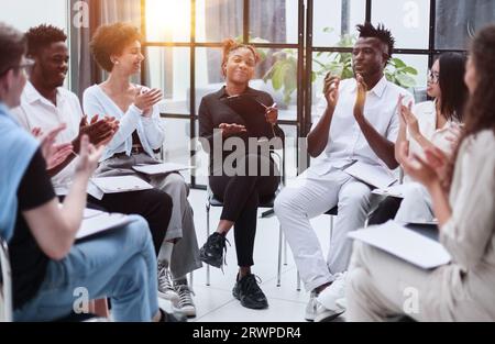 Geschäftsvortrag. Glückliche Führungskräfte, die seine Rede im Sitzungssaal hörten Stockfoto