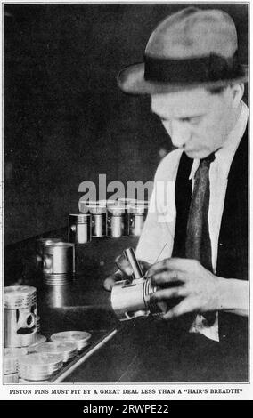 Halbton eines mechanisch montierten Kolbenbolzens in einem Automotor, um 1934. Stockfoto