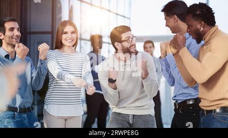 Business-Leute feiert und Ballen ihre Fäuste in die Luft als ein erfolgreiches team Stockfoto