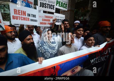 Peschawar, Peschawar, Pakistan. September 2023. Die pakistanische Sikh-Minderheit hält Plakate während eines Protestes gegen Indien wegen Najjar-Mordes in Kanada, in Lahore, Pakistan, am 20. September 2023. Indien und Kanada sind in einem diplomatischen Streit über die angebliche Beteiligung indischer Behörden an der Ermordung des Sikh-Aktivisten Hardeep Singh Nijjar gefangen, der angeblich Verbindungen zur Khalistan-Bewegung in Kanada hatte. Die Sikh-Unabhängigkeitsbewegung, bekannt als Khalistan-Bewegung, versucht, eine eigene Heimat für Sikhs zu schaffen. (Bild: © Hussain Ali/ZUMA Press Wire) NUR REDAKTIONELLE VERWENDUNG! Nicht für Co Stockfoto