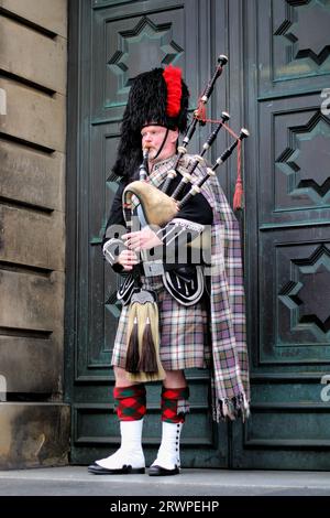 Schottischer Bagpiper spielt in Edinbrugh Dudelsack Stockfoto