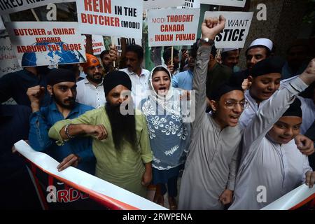 Peschawar, Peschawar, Pakistan. September 2023. Die pakistanische Sikh-Minderheit hält Plakate während eines Protestes gegen Indien wegen Najjar-Mordes in Kanada, in Lahore, Pakistan, am 20. September 2023. Indien und Kanada sind in einem diplomatischen Streit über die angebliche Beteiligung indischer Behörden an der Ermordung des Sikh-Aktivisten Hardeep Singh Nijjar gefangen, der angeblich Verbindungen zur Khalistan-Bewegung in Kanada hatte. Die Sikh-Unabhängigkeitsbewegung, bekannt als Khalistan-Bewegung, versucht, eine eigene Heimat für Sikhs zu schaffen. (Bild: © Hussain Ali/ZUMA Press Wire) NUR REDAKTIONELLE VERWENDUNG! Nicht für Co Stockfoto