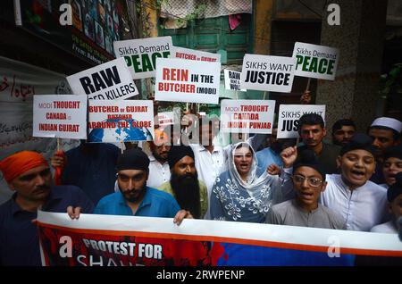 Peschawar, Peschawar, Pakistan. September 2023. Die pakistanische Sikh-Minderheit hält Plakate während eines Protestes gegen Indien wegen Najjar-Mordes in Kanada, in Lahore, Pakistan, am 20. September 2023. Indien und Kanada sind in einem diplomatischen Streit über die angebliche Beteiligung indischer Behörden an der Ermordung des Sikh-Aktivisten Hardeep Singh Nijjar gefangen, der angeblich Verbindungen zur Khalistan-Bewegung in Kanada hatte. Die Sikh-Unabhängigkeitsbewegung, bekannt als Khalistan-Bewegung, versucht, eine eigene Heimat für Sikhs zu schaffen. (Bild: © Hussain Ali/ZUMA Press Wire) NUR REDAKTIONELLE VERWENDUNG! Nicht für Co Stockfoto