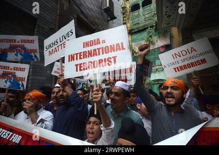 Peschawar, Peschawar, Pakistan. September 2023. Die pakistanische Sikh-Minderheit hält Plakate während eines Protestes gegen Indien wegen Najjar-Mordes in Kanada, in Lahore, Pakistan, am 20. September 2023. Indien und Kanada sind in einem diplomatischen Streit über die angebliche Beteiligung indischer Behörden an der Ermordung des Sikh-Aktivisten Hardeep Singh Nijjar gefangen, der angeblich Verbindungen zur Khalistan-Bewegung in Kanada hatte. Die Sikh-Unabhängigkeitsbewegung, bekannt als Khalistan-Bewegung, versucht, eine eigene Heimat für Sikhs zu schaffen. (Bild: © Hussain Ali/ZUMA Press Wire) NUR REDAKTIONELLE VERWENDUNG! Nicht für Co Stockfoto