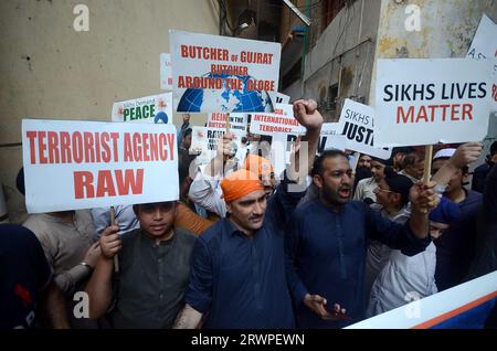 Peschawar, Peschawar, Pakistan. September 2023. Die pakistanische Sikh-Minderheit hält Plakate während eines Protestes gegen Indien wegen Najjar-Mordes in Kanada, in Lahore, Pakistan, am 20. September 2023. Indien und Kanada sind in einem diplomatischen Streit über die angebliche Beteiligung indischer Behörden an der Ermordung des Sikh-Aktivisten Hardeep Singh Nijjar gefangen, der angeblich Verbindungen zur Khalistan-Bewegung in Kanada hatte. Die Sikh-Unabhängigkeitsbewegung, bekannt als Khalistan-Bewegung, versucht, eine eigene Heimat für Sikhs zu schaffen. (Bild: © Hussain Ali/ZUMA Press Wire) NUR REDAKTIONELLE VERWENDUNG! Nicht für Co Stockfoto