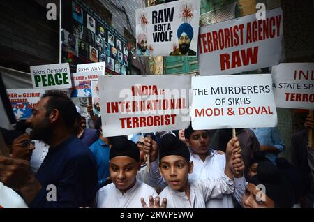 Peschawar, Peschawar, Pakistan. September 2023. Die pakistanische Sikh-Minderheit hält Plakate während eines Protestes gegen Indien wegen Najjar-Mordes in Kanada, in Lahore, Pakistan, am 20. September 2023. Indien und Kanada sind in einem diplomatischen Streit über die angebliche Beteiligung indischer Behörden an der Ermordung des Sikh-Aktivisten Hardeep Singh Nijjar gefangen, der angeblich Verbindungen zur Khalistan-Bewegung in Kanada hatte. Die Sikh-Unabhängigkeitsbewegung, bekannt als Khalistan-Bewegung, versucht, eine eigene Heimat für Sikhs zu schaffen. (Bild: © Hussain Ali/ZUMA Press Wire) NUR REDAKTIONELLE VERWENDUNG! Nicht für Co Stockfoto