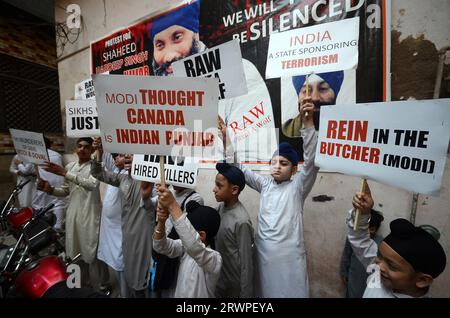 Peschawar, Peschawar, Pakistan. September 2023. Die pakistanische Sikh-Minderheit hält Plakate während eines Protestes gegen Indien wegen Najjar-Mordes in Kanada, in Lahore, Pakistan, am 20. September 2023. Indien und Kanada sind in einem diplomatischen Streit über die angebliche Beteiligung indischer Behörden an der Ermordung des Sikh-Aktivisten Hardeep Singh Nijjar gefangen, der angeblich Verbindungen zur Khalistan-Bewegung in Kanada hatte. Die Sikh-Unabhängigkeitsbewegung, bekannt als Khalistan-Bewegung, versucht, eine eigene Heimat für Sikhs zu schaffen. (Bild: © Hussain Ali/ZUMA Press Wire) NUR REDAKTIONELLE VERWENDUNG! Nicht für Co Stockfoto